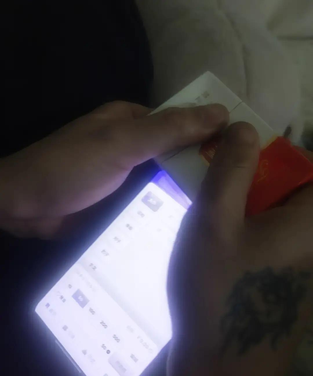 还在劝他“小赌怡情”？你正在帮他慢性自杀。
 
我亲眼见过，一个人的工资到账短信