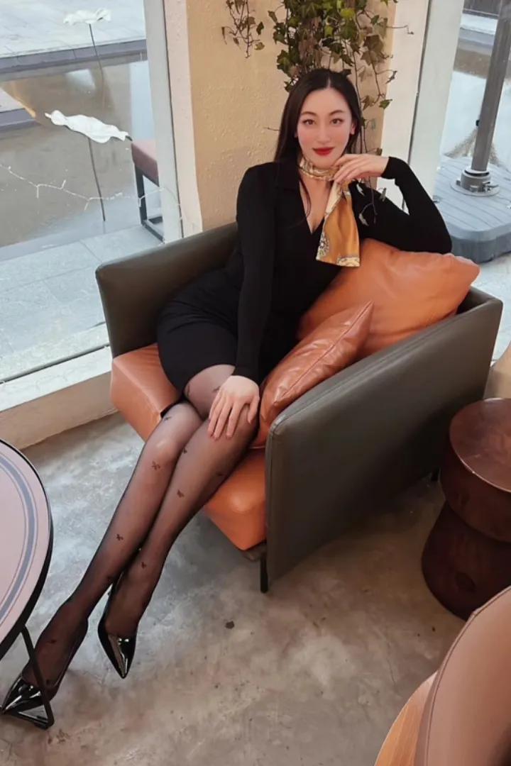 温柔的御姐
三十岁的成熟美丽温柔御姐，不管是黑色的套裙配小丝巾还是红色大衣配黑色
