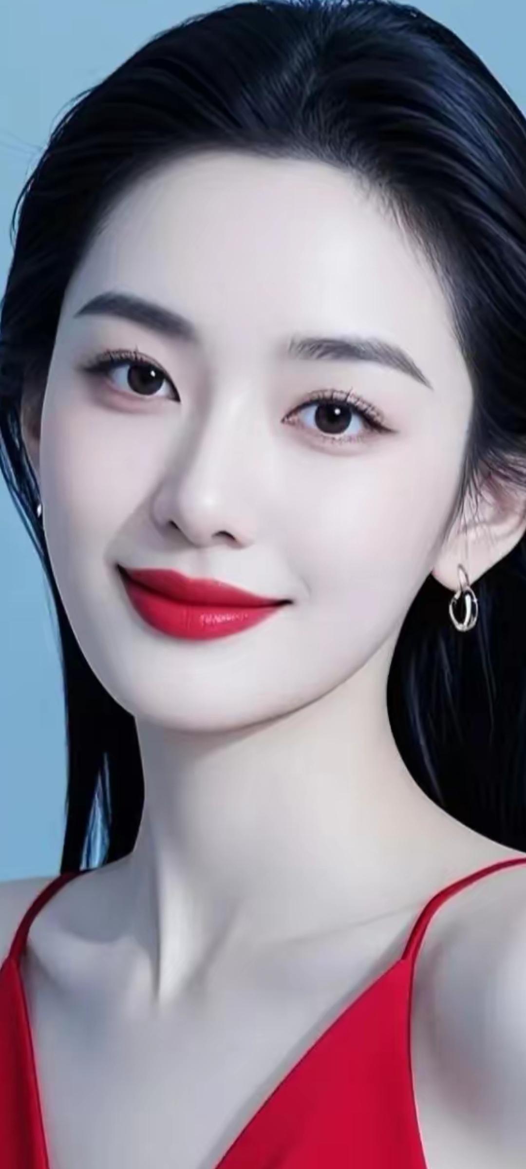 这姑娘涂了艳丽的红唇妆。