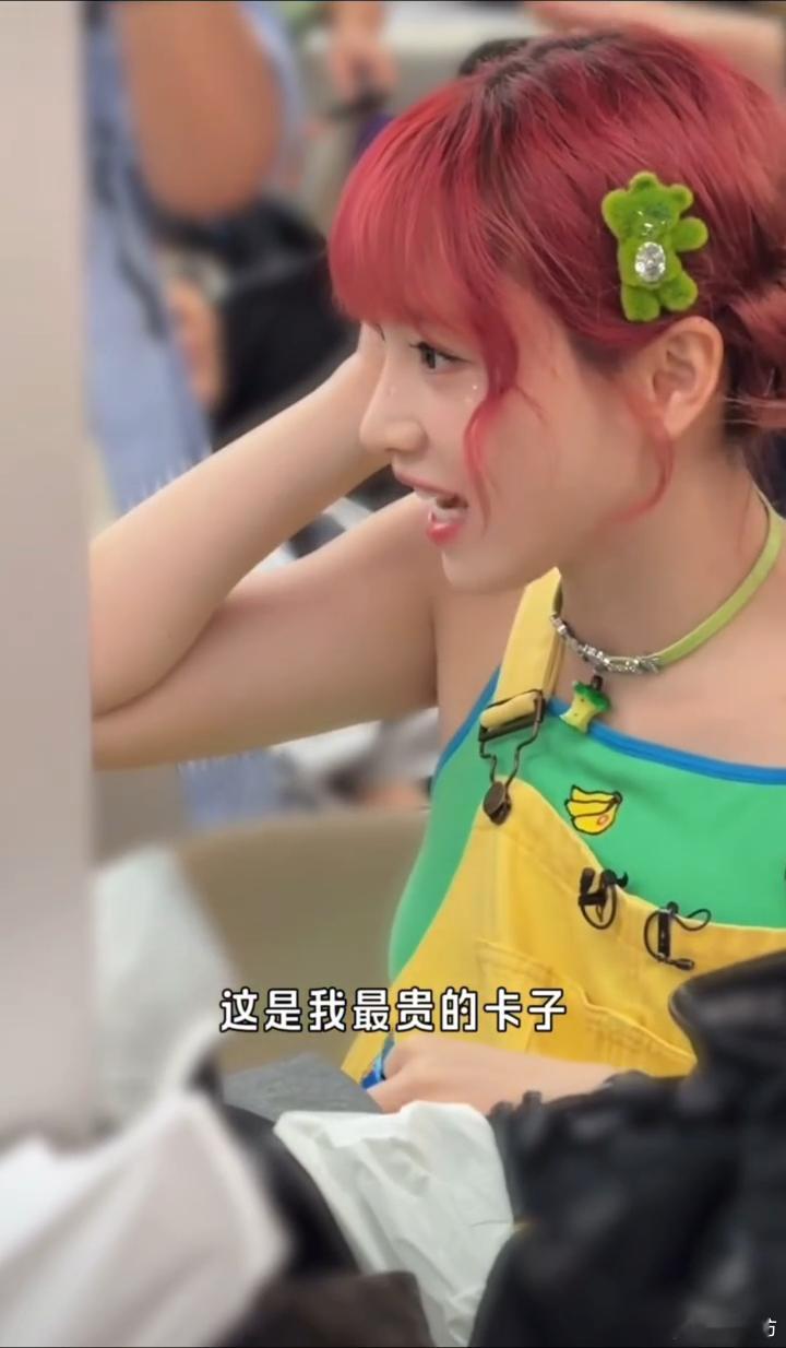张月黄灿灿共用发夹张月黄灿灿戴了同一个发夹 坐拥超多发夹的黄灿灿，大方和张月分享