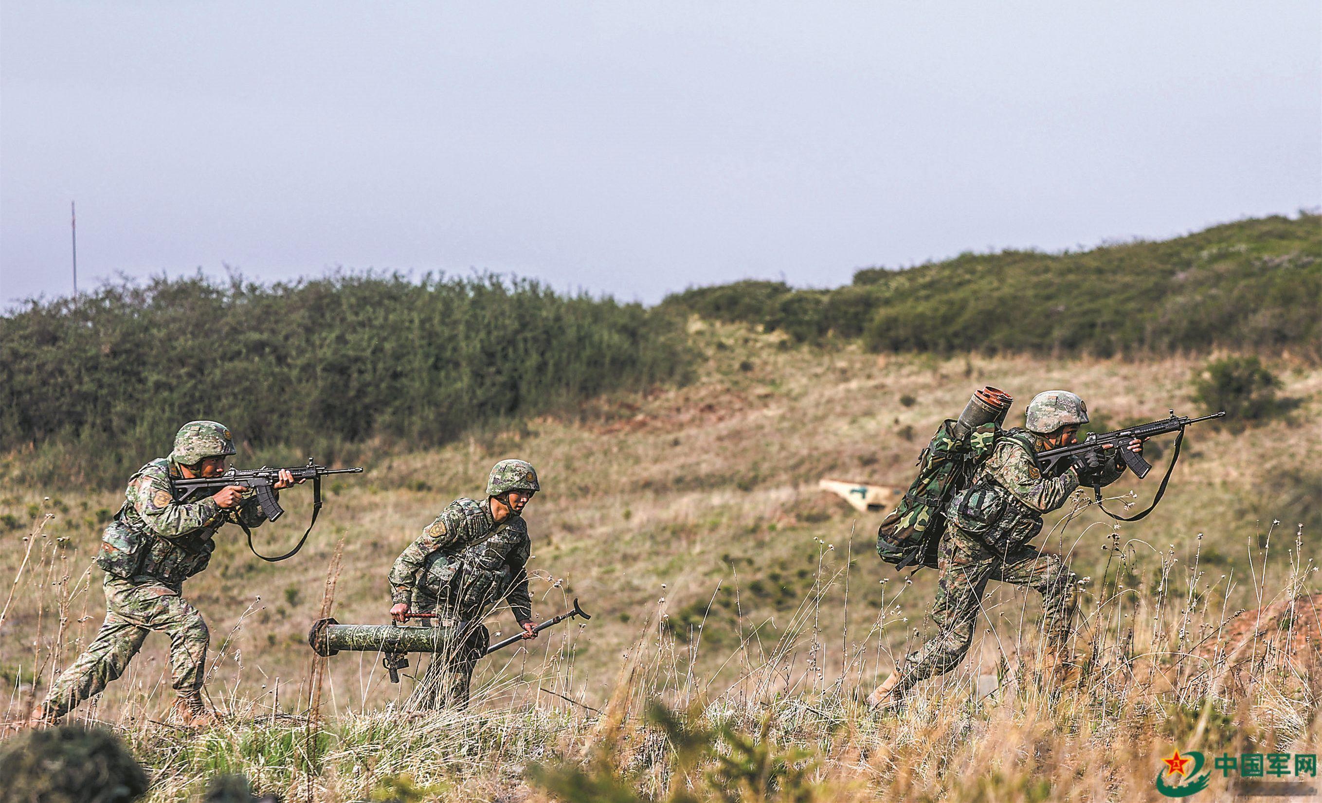 烽火问鼎计划近日，第76集团军某旅开展班组战术训练，锤炼官兵协同作战能力。 ​​