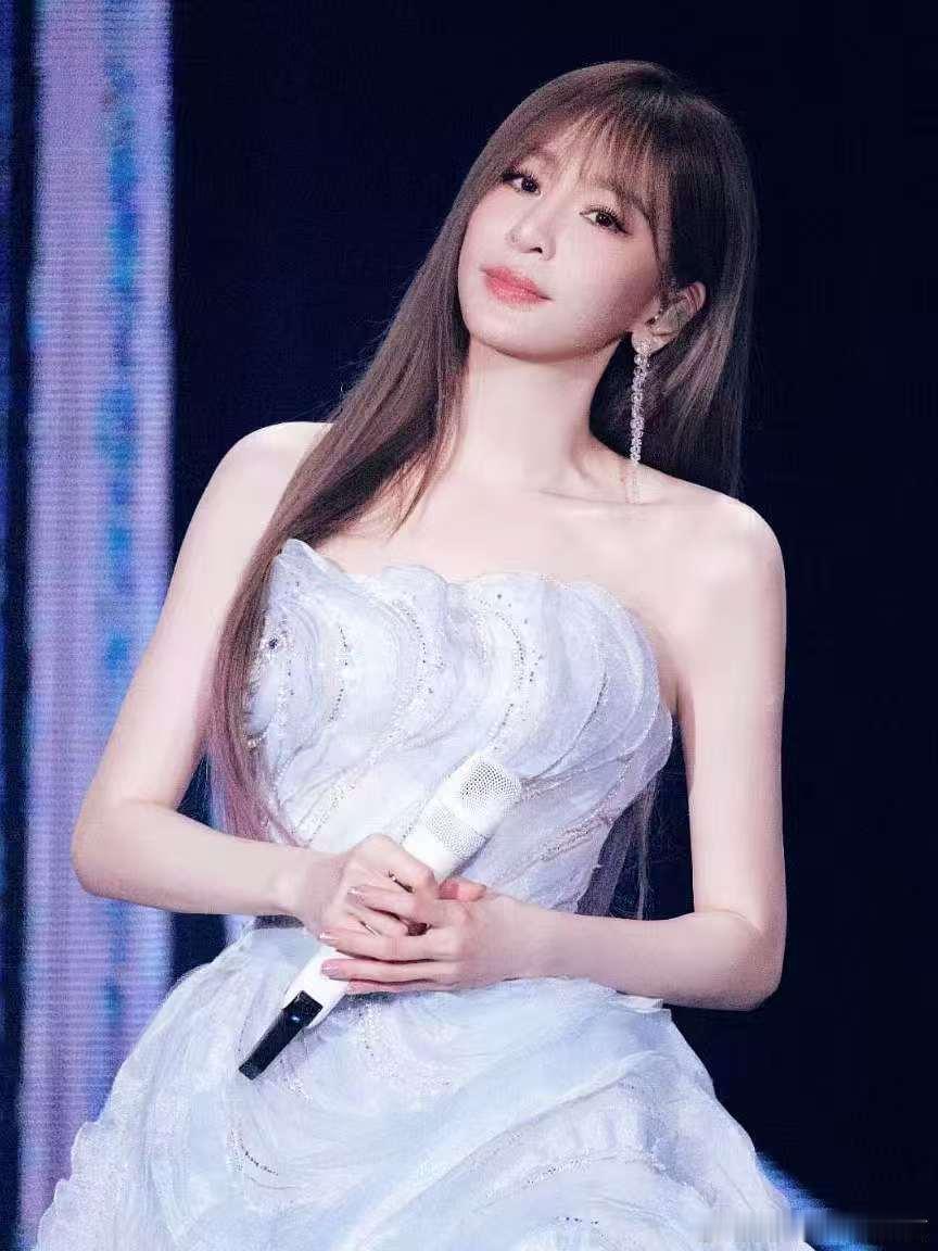 王心凌踏浪赴约 百褶裙，王心凌还是记忆里的少女样，每首歌都是青春故事，舞台大合唱