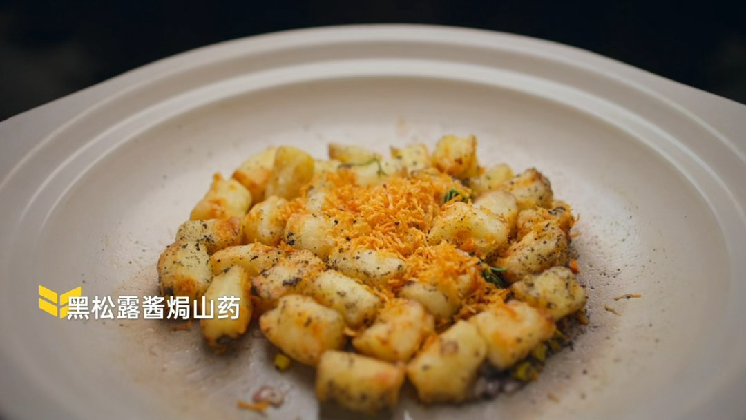 野生菌菇被云南人吃明白了蚝油的鲜味传奇小众山珍黑虎掌菌出镜！三千多米海拔苍山采收