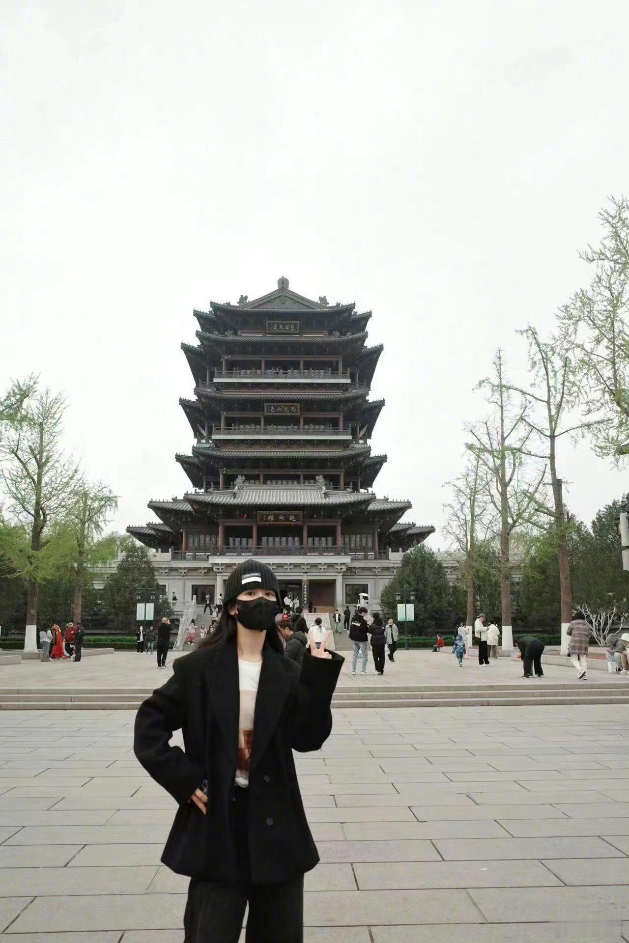 #杨紫和超然楼合影# 杨紫晒踏青库存，和超然楼合影，今天又看到了新鲜的杨紫，好开