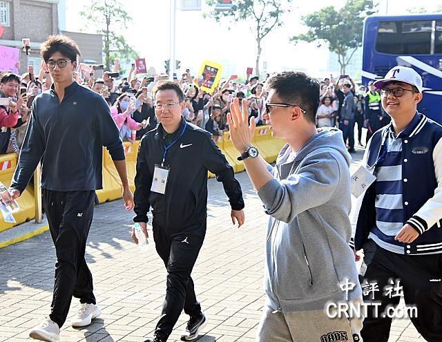 马龙体验棒球新闻图~ 