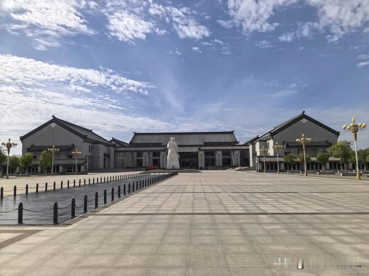 去驻马店参观杨靖宇将军纪念馆，馆在107国道旁。馆中最让游客难忘的是模拟林海雪原