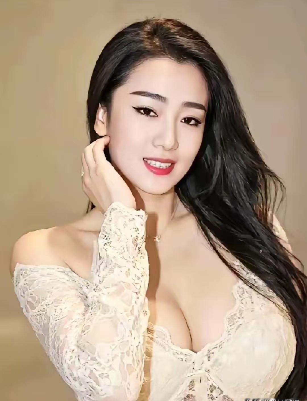 58岁，才是女人气场的巅峰。
昨晚戛纳闭幕红毯，巩俐第19次走上这个台阶。
没有