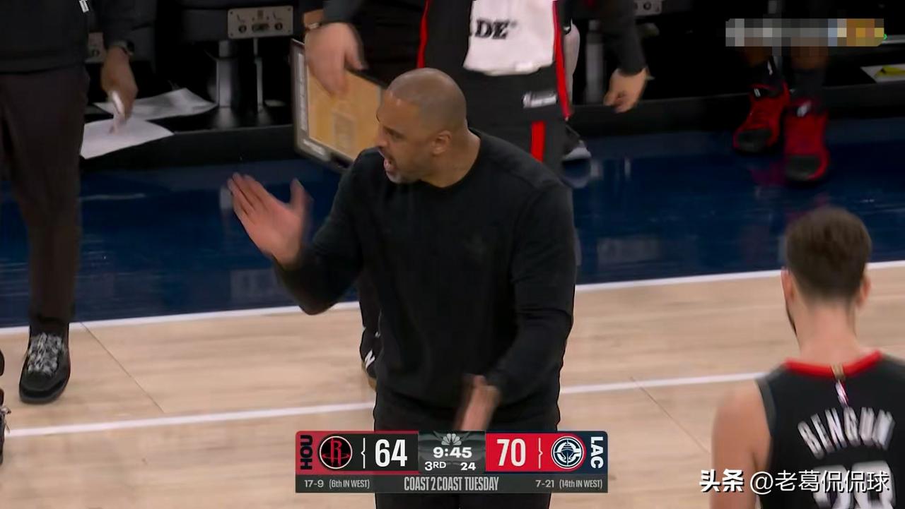 火箭主帅乌度卡真是暴跳如雷！在今天火箭客场挑战快船的比赛中，当时比赛进行到了第三