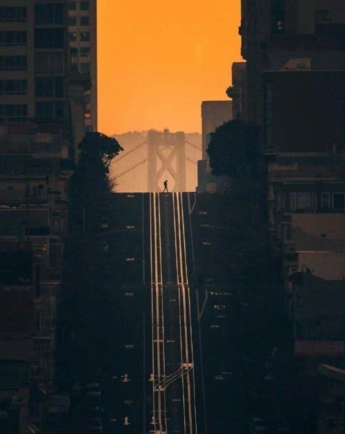 旅行就是花钱四处走，遭遇各种不便，没吃过的东西，没看见过的景物，我觉得不过如此吧