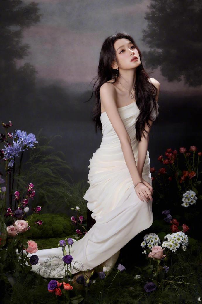 孙怡央视七夕晚会出图孙怡抹胸白裙  孙怡央视七夕晚会出图，好温柔呀，抹胸的白裙简