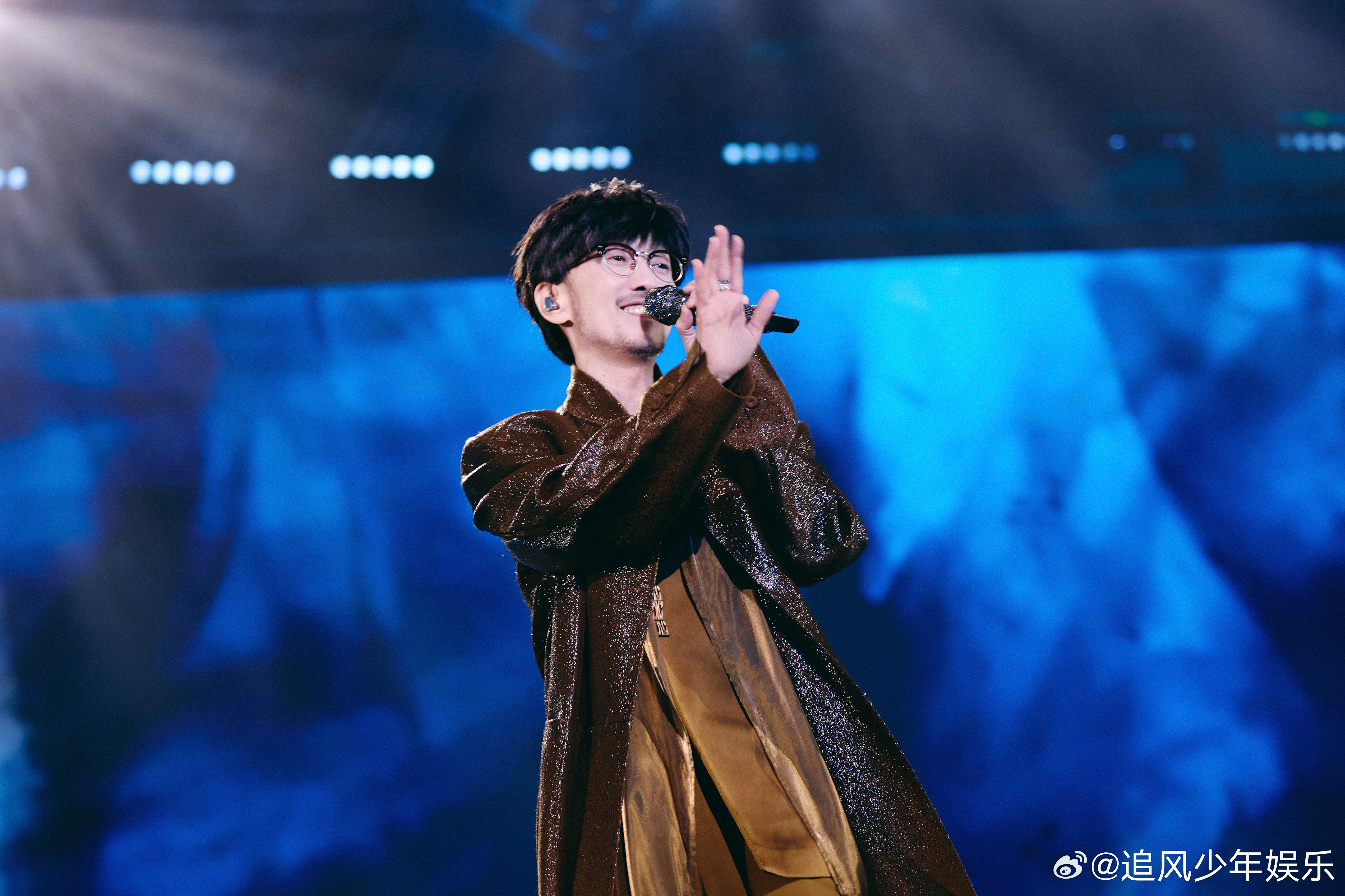 周传雄也拿错奖杯了 盛典名场面！周传雄王俊凯拿错奖杯，这默契真没谁了，难怪能合作