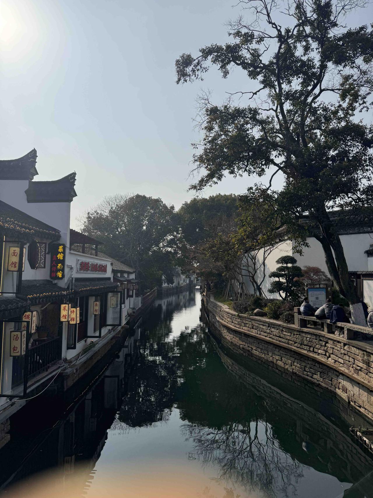 晒出你近期的原创摄影作品河道蜿蜒，老屋静立，老树守望，满是烟火与乡思。