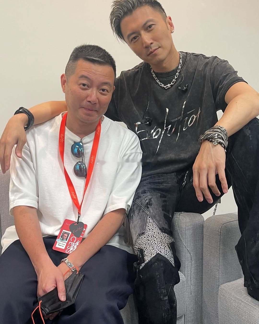 郑希怡老公和谢霆锋合照 ​​​