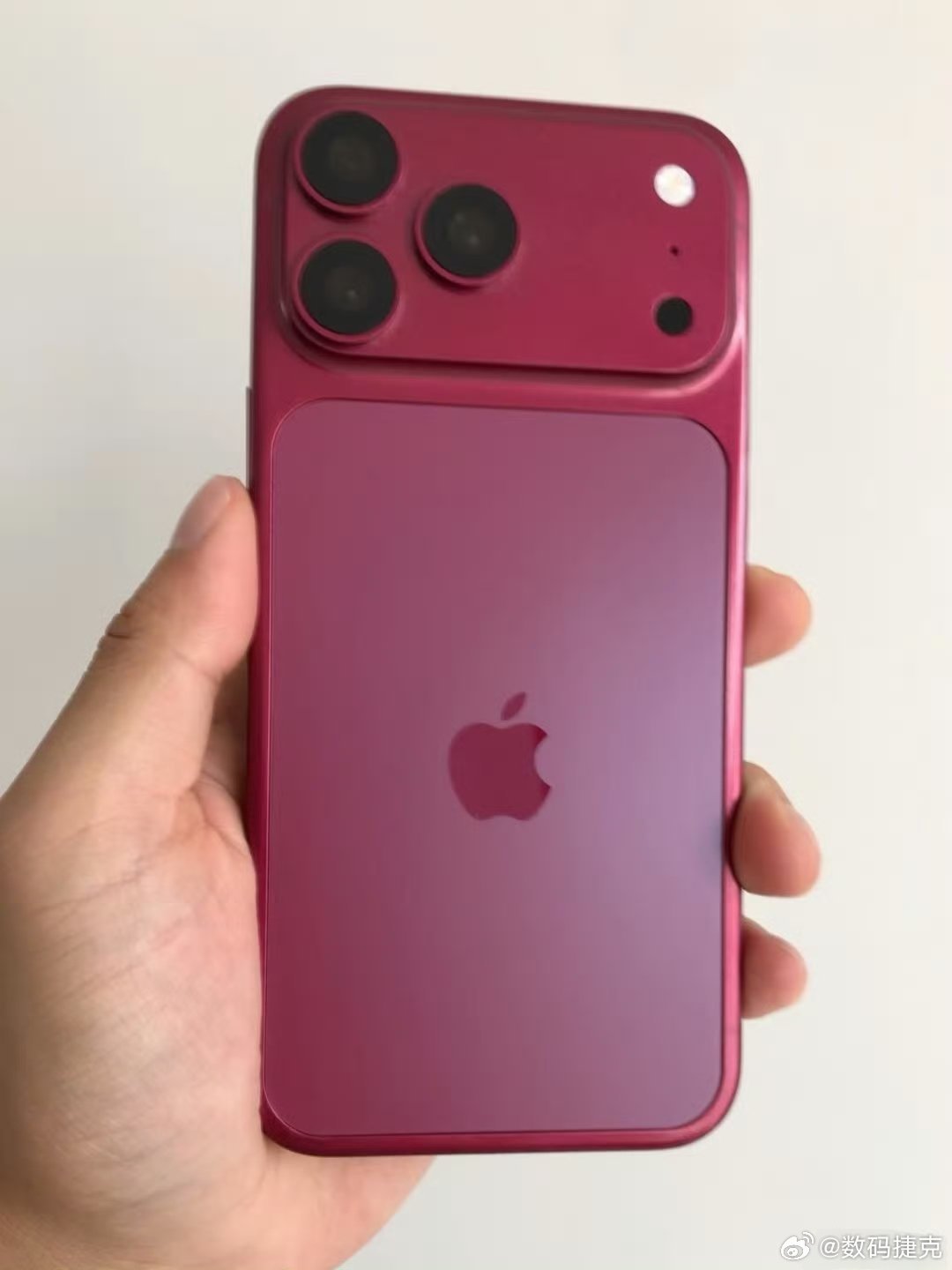 iPhone18Pro樱桃红视觉效果太艳了，更偏向于低饱和度的红色，不会太张扬荣