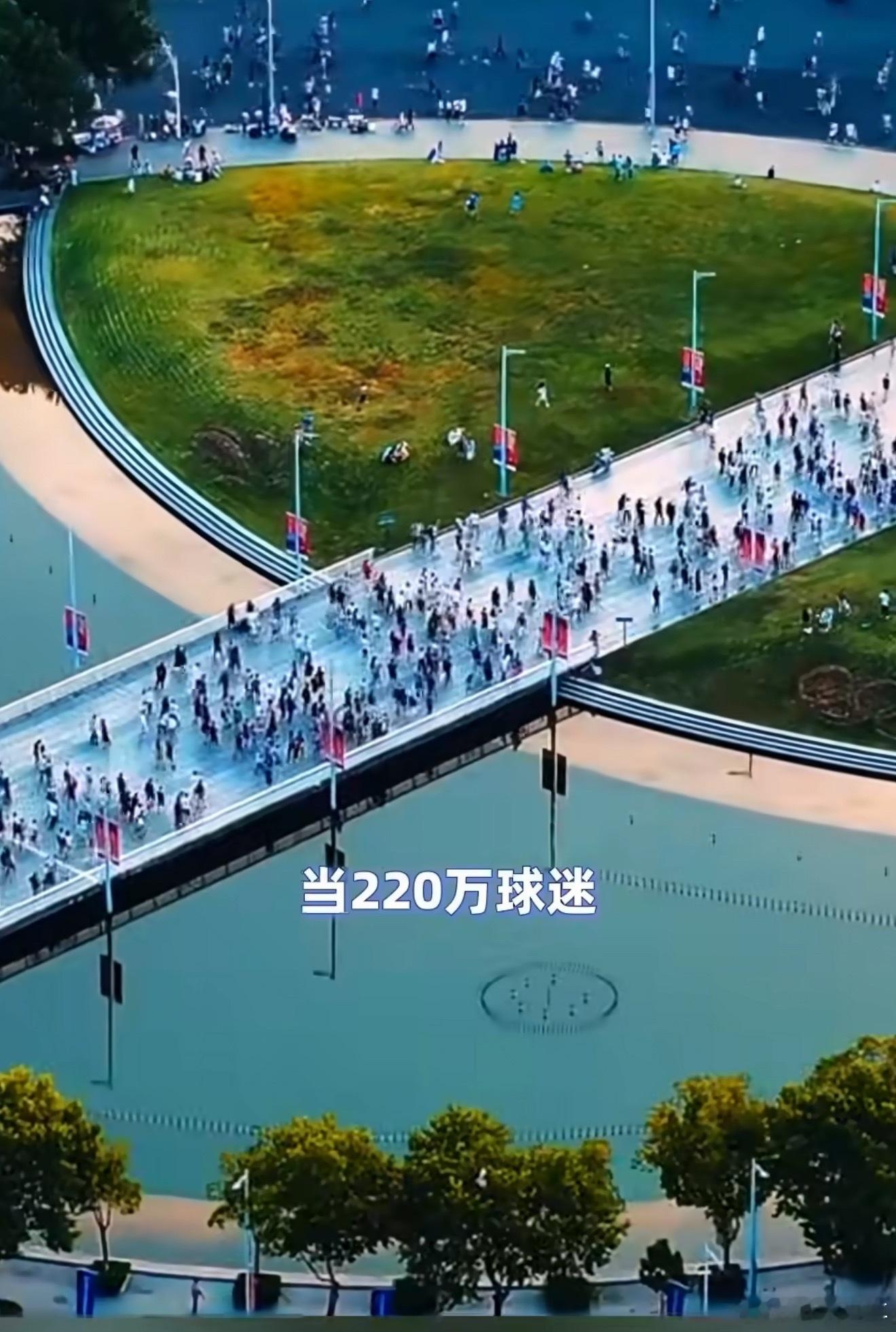 苏超决赛把南京彻底点燃了，原来南哥是六边形战士 ，220万球迷抢票抢得热火朝天，