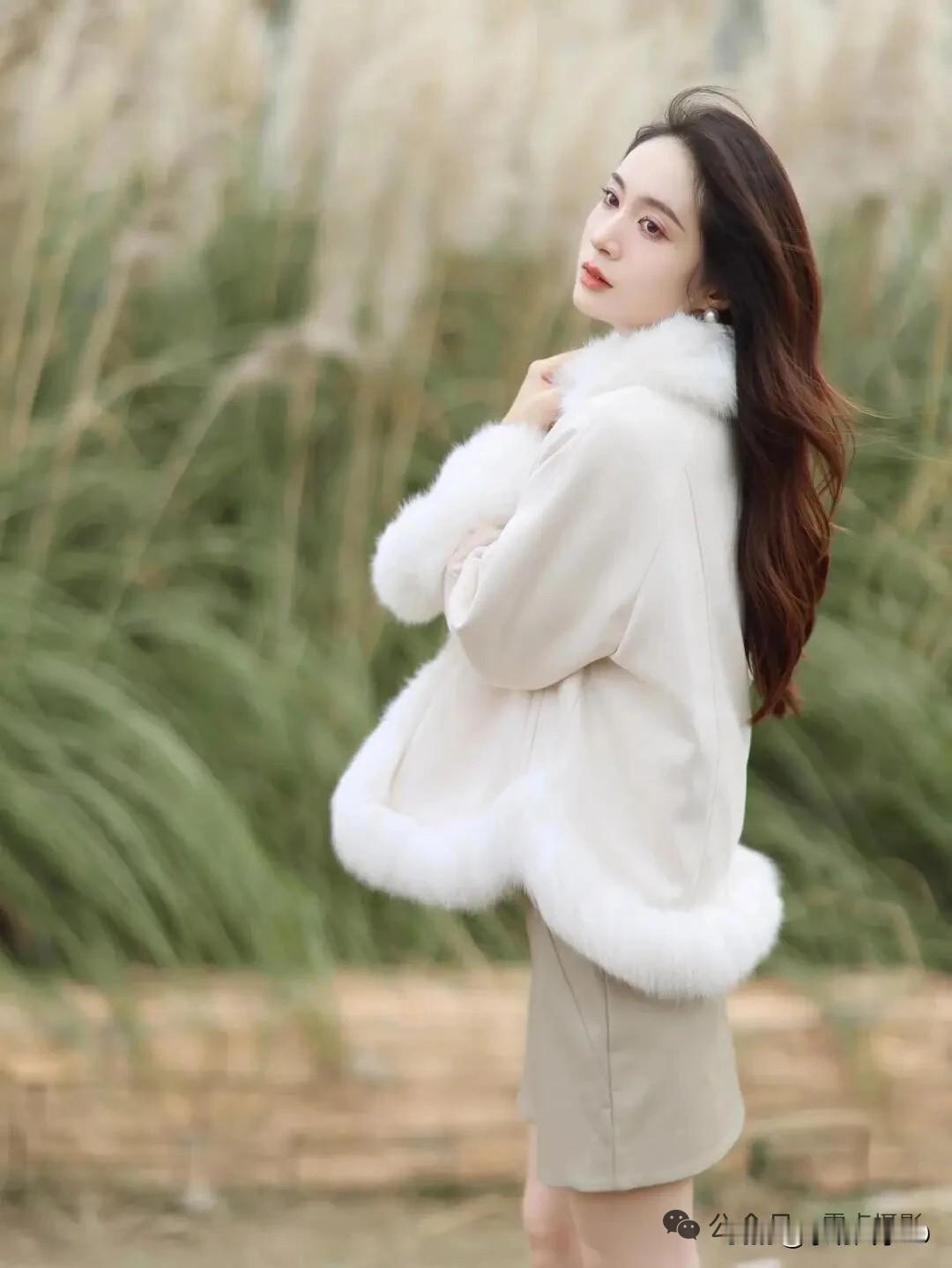 冬日暖阳下，温柔少女与毛绒外套的完美邂逅。🌞👗🧥什么样的标准堪称是美女 职