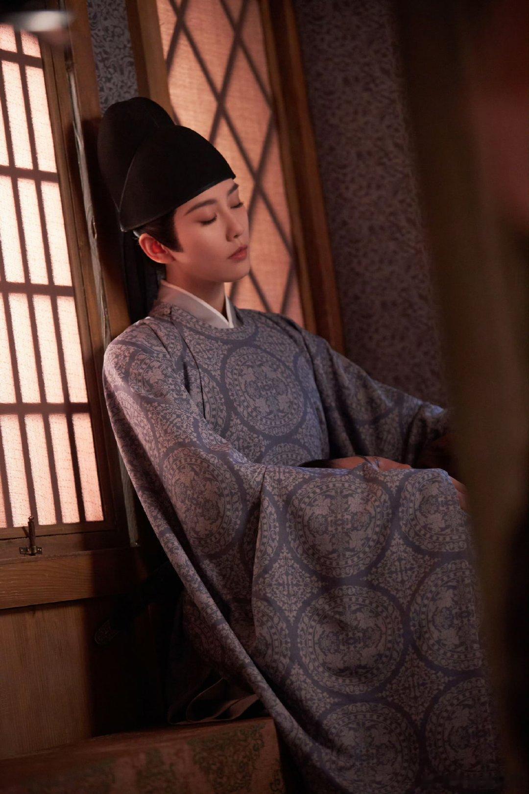 #刘诗诗一念关山男装扮相##刘诗诗任如意男装剧照# 这小伙子美帅美帅的呢！[馋嘴