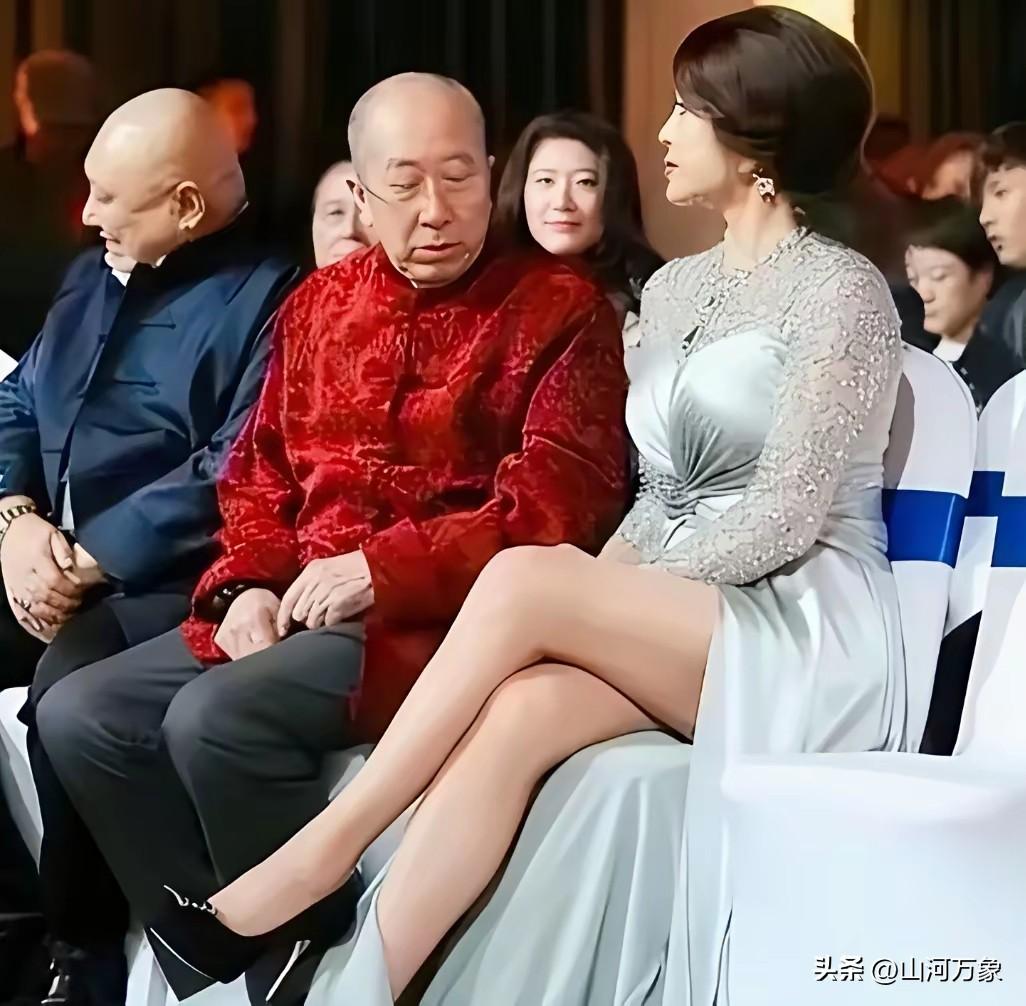 刘晓庆老师的气场无人能敌，和她紧挨着的老者应该是九十岁的老戏骨雷格生。二人的代表