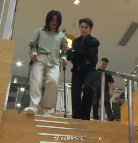李佳琦最早知道尚雯婕的伤是骨折被《巴黎合伙人》这对搭档戳到了！李佳琦贴心护骨折的