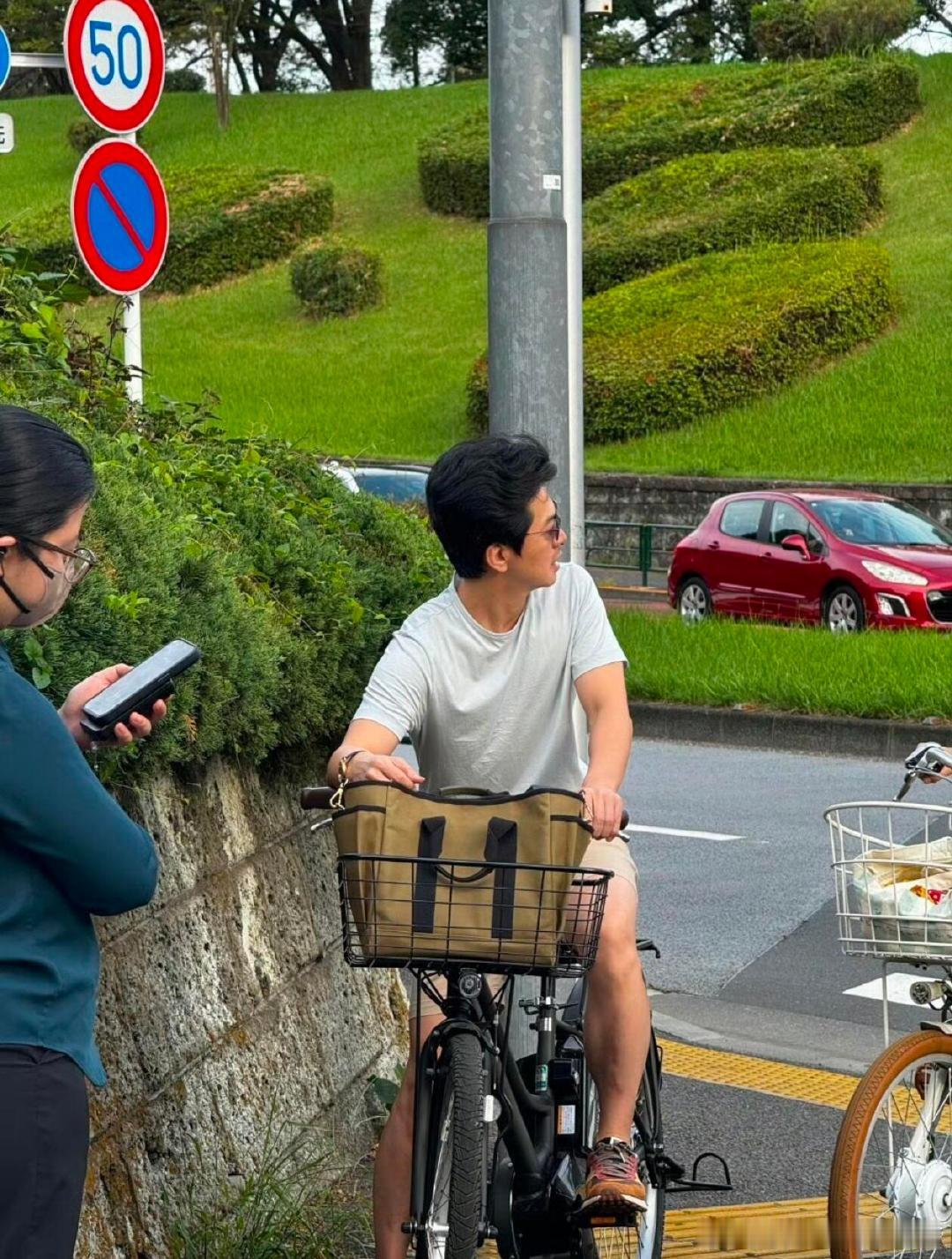 偶遇李健与妻子东京度假网友在日本东京偶遇李健夫妇，两人的甜蜜都要溢出屏幕了～日本