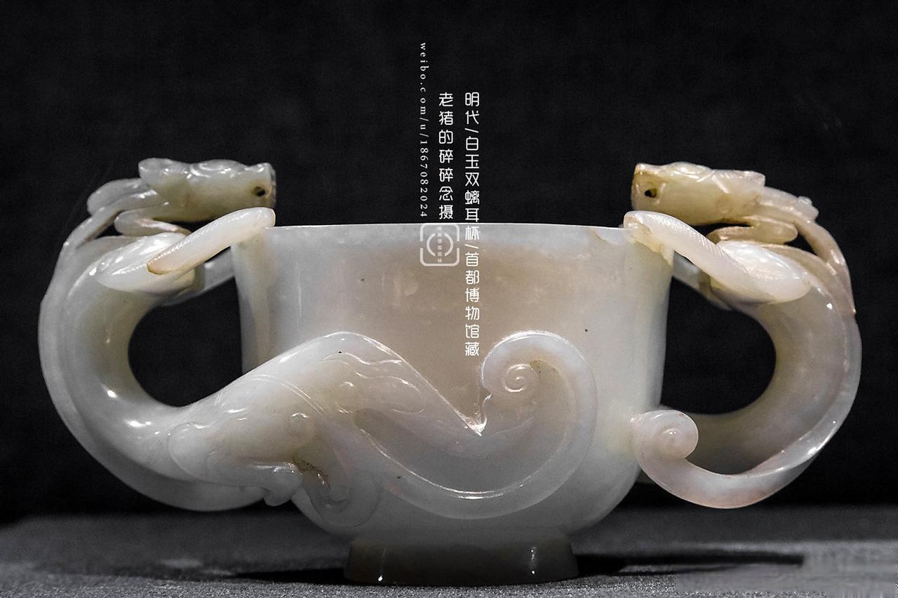 1957年，北京右安门外的一个农家小院内，村民正挥舞着锄头挖菜窖！突然，“哐当”