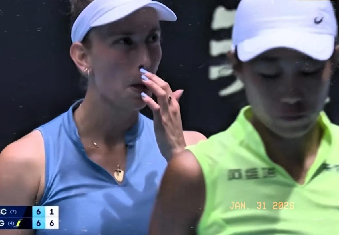 喜讯！张帅组合先赢一盘！
澳网女双决赛:
首盘抢七，张帅′/梅尔滕斯连拿6分，拿