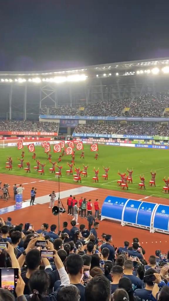 魔尊日常vlog之观看超比赛，呐喊助威版。
兄弟们，我到宿迁啦，今天要来见你们偶