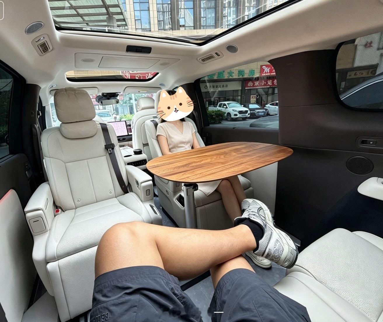 突然想起理想MEGA也有大客厅模式，不过MEGA是二三排组成大客厅