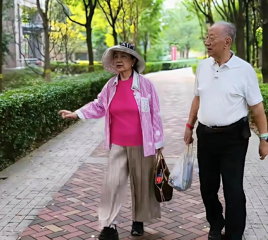 张金玲与第二任丈夫张正在小区林间步道散步时的一幕，张金玲当红之时息影，拜师齐白石