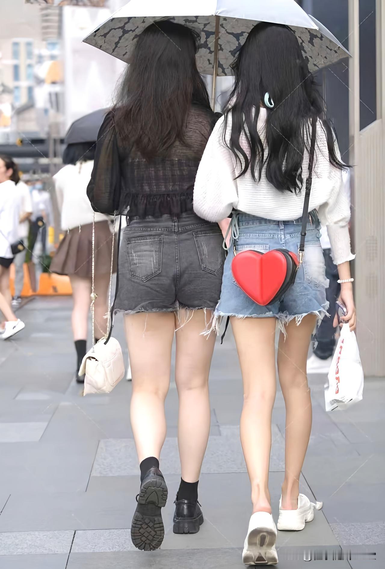 闺蜜穿搭指南：牛仔短裤+爱心包包，元气满满