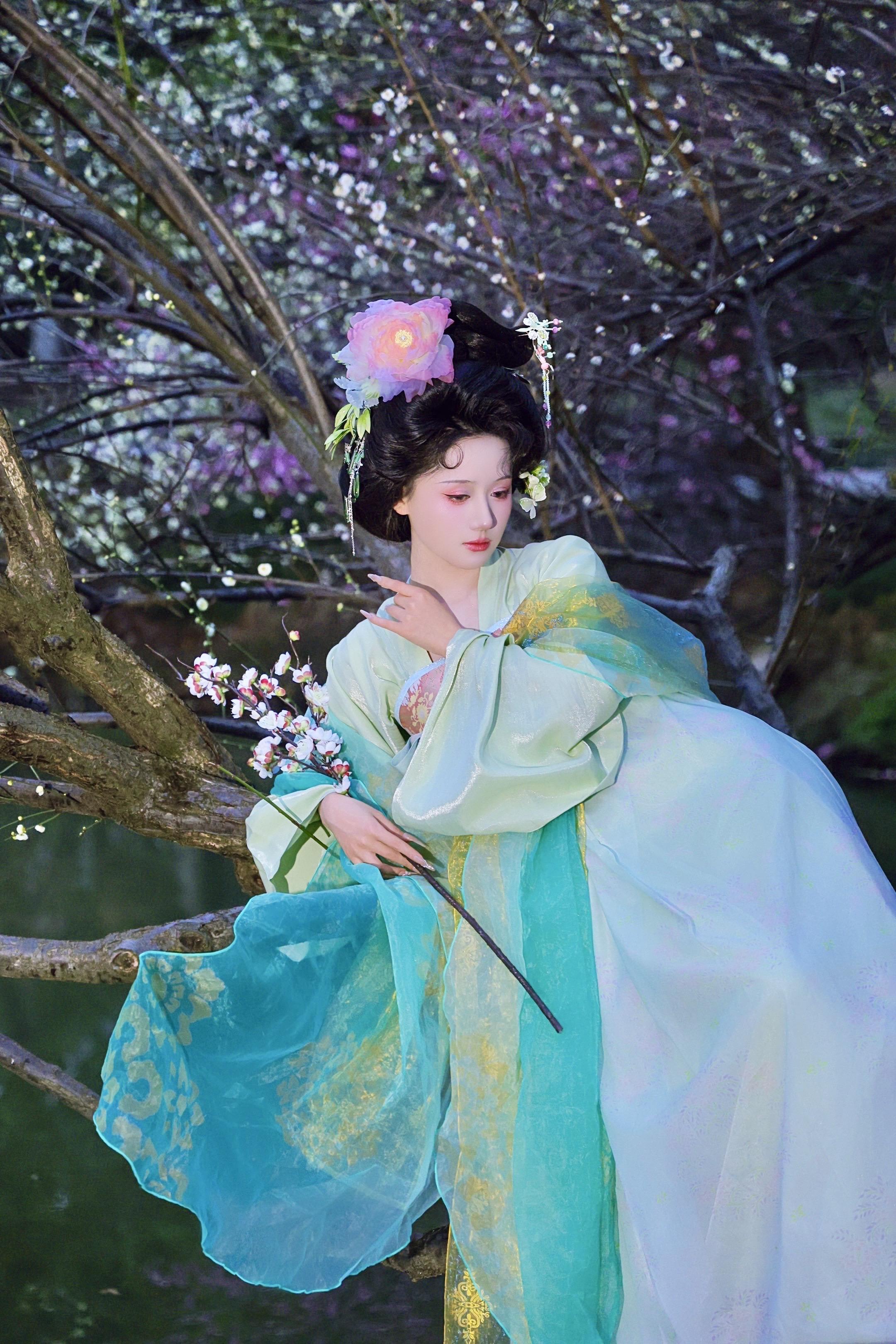 “春风若有怜花意，可否许我再少年。”