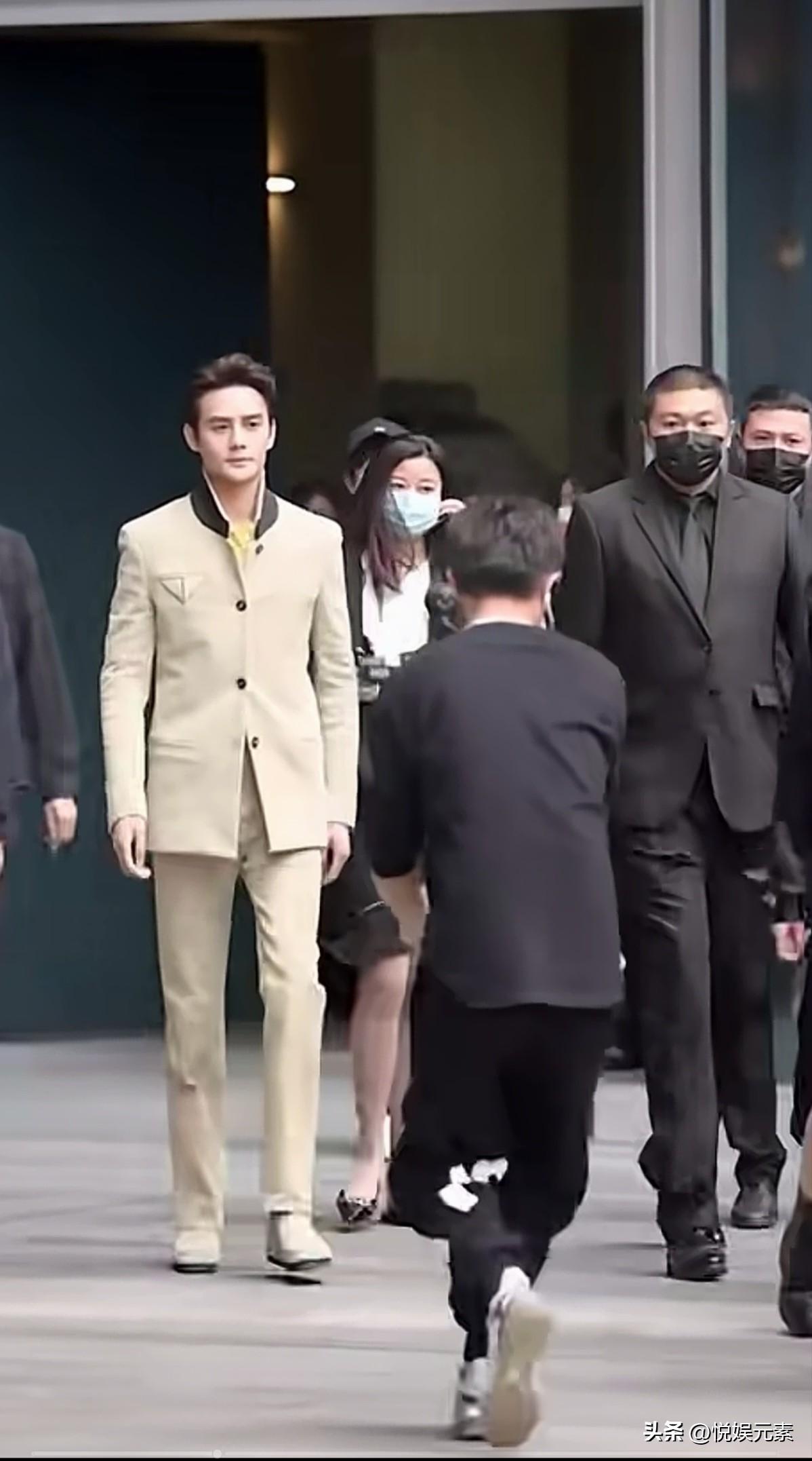 王凯太帅了， 太有型了 ，很阳刚的男人…
在一线顶流男艺人中，王凯的颜值能排到前