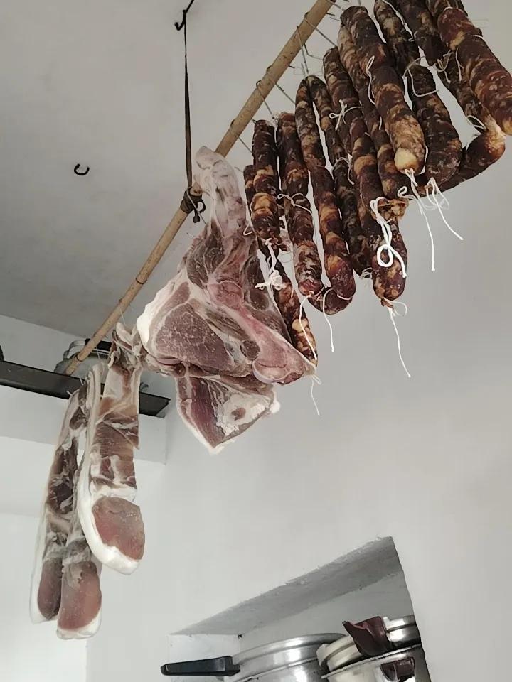 你家的年货开始准备了吗灌了香肠，自己灌的，味道可以，盐放多了，有点咸。还买了个猪