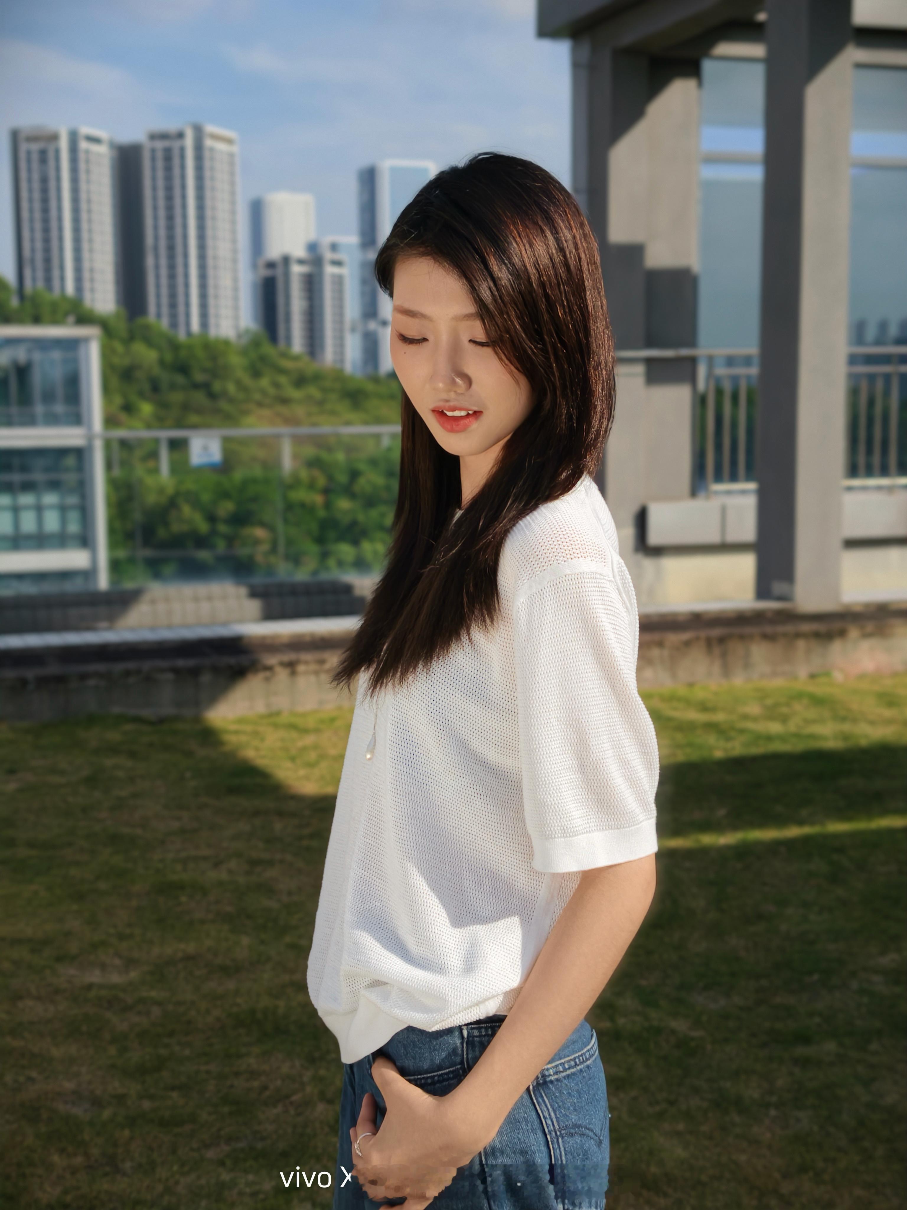 vivo 人文街拍相机拍人十分有质感了🫡天台咔一张，莫名不错👍 