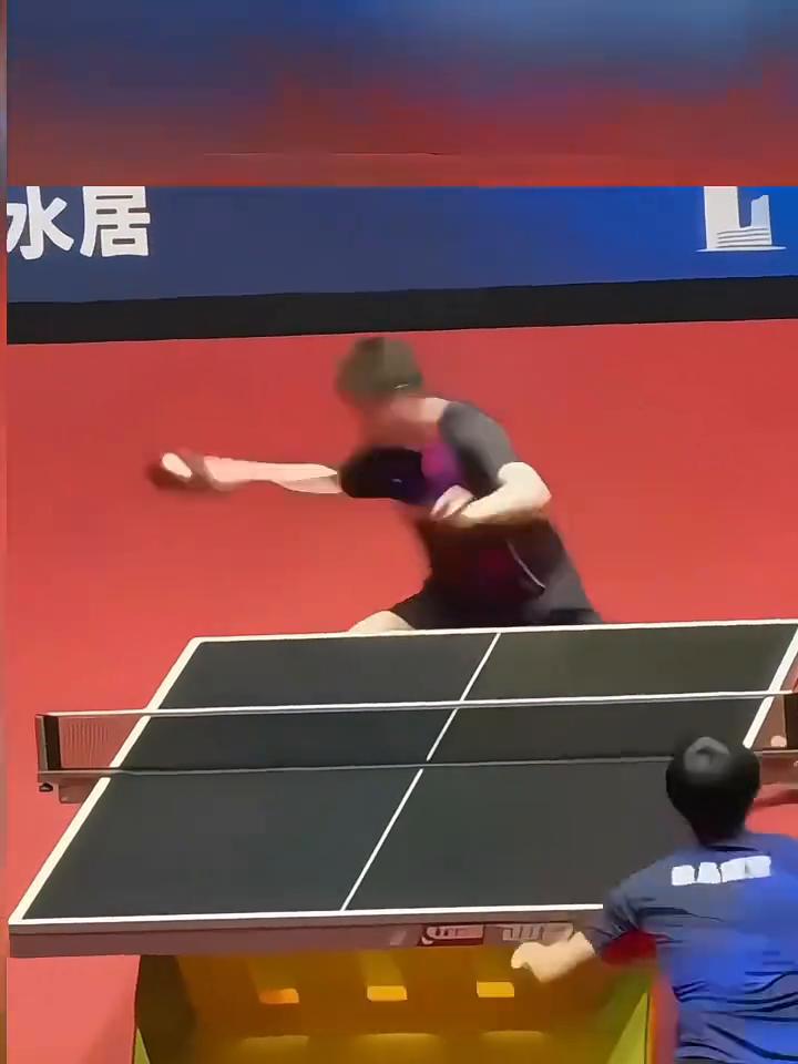 樊振东暴打松岛辉空名场面。
回看一下樊振东对战近期异军突起的19岁日本小将松岛辉