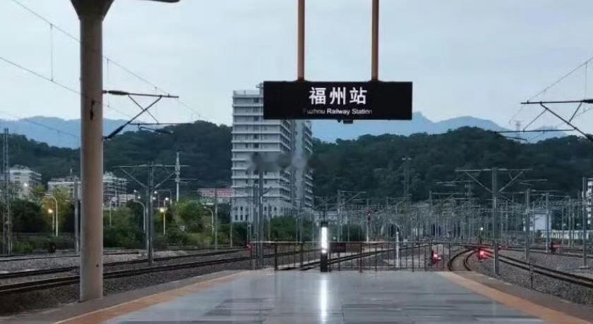 福州身边事 福州车站继续调整列车运行方案为确保安全，福州站自12时起、福州南站自