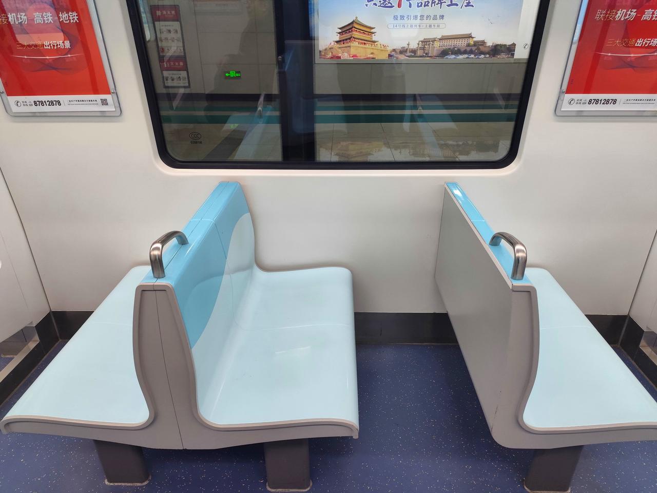 西安地铁竟然还有背靠背的座位，你见过吗？随着西安地铁线路越开越多，值得挖掘的细节