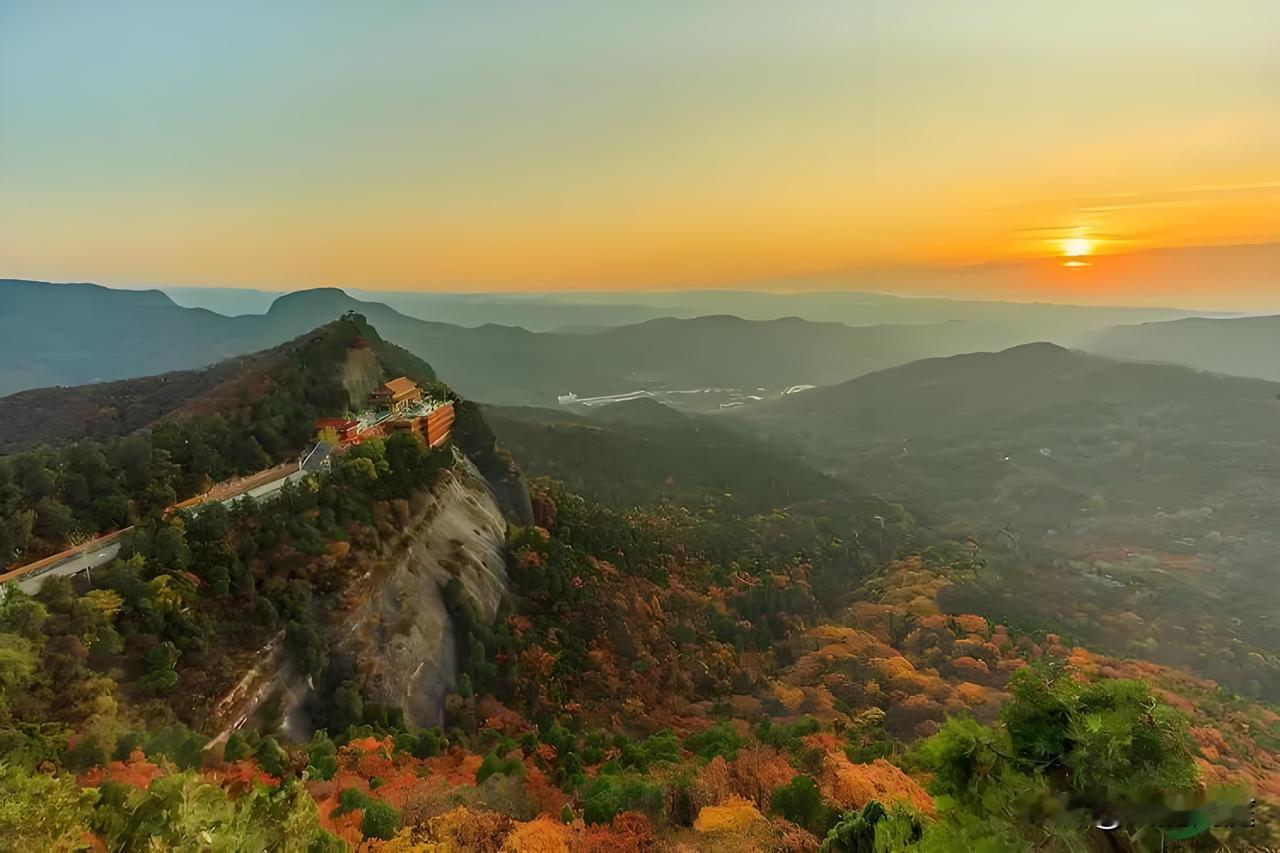 画一座山，既可以画几笔山形，也可以一个石头一个土堆的堆积，这是两种不同的思维模式