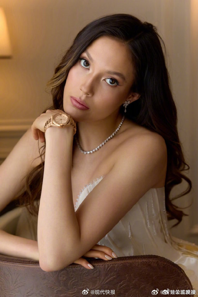 【#谷爱凌晒劳伦斯颁奖典礼照#】4月20日，与德约科维奇一起主持劳伦斯世界体育奖