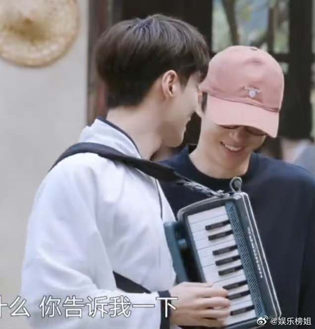 张艺兴为了蘑菇屋的排大戏。张哥是个爱好学的宝宝学拉手风琴。不会，但是上手极快。问