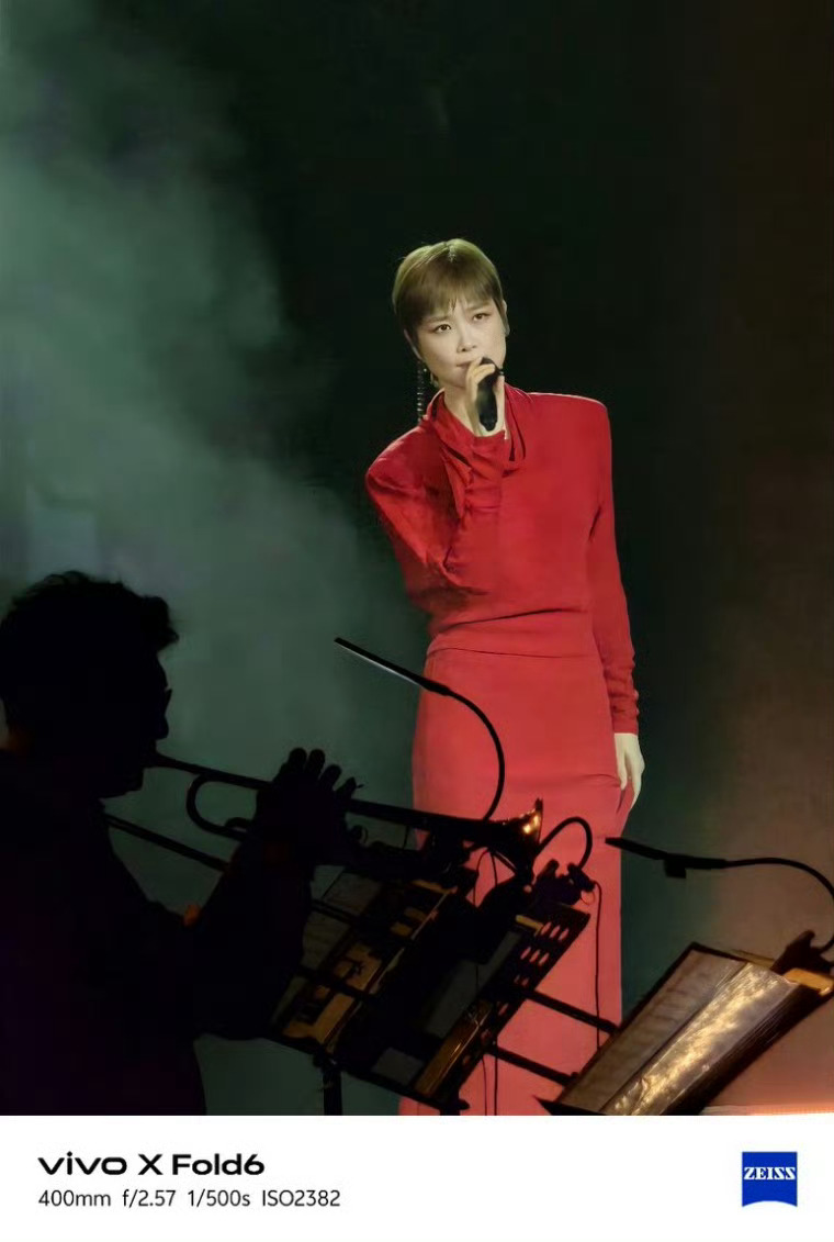 这年头，看演唱会都用折叠屏+增距镜拍照了？之前确实不敢想，但今年的vivo X 