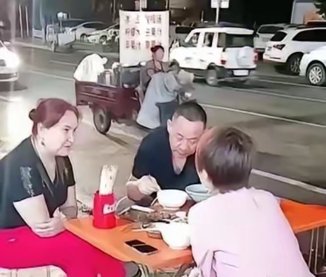 胖东来夫妻两人是真的低调接地气，身价上亿了，还在路边摊吃饭，穿着也很朴素，不认识