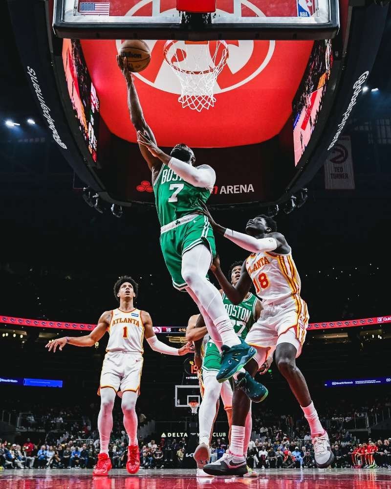 本赛季跟老鹰的四次交手，两队各取两胜。而据统计，凯尔特人过去10场比赛对阵老鹰4