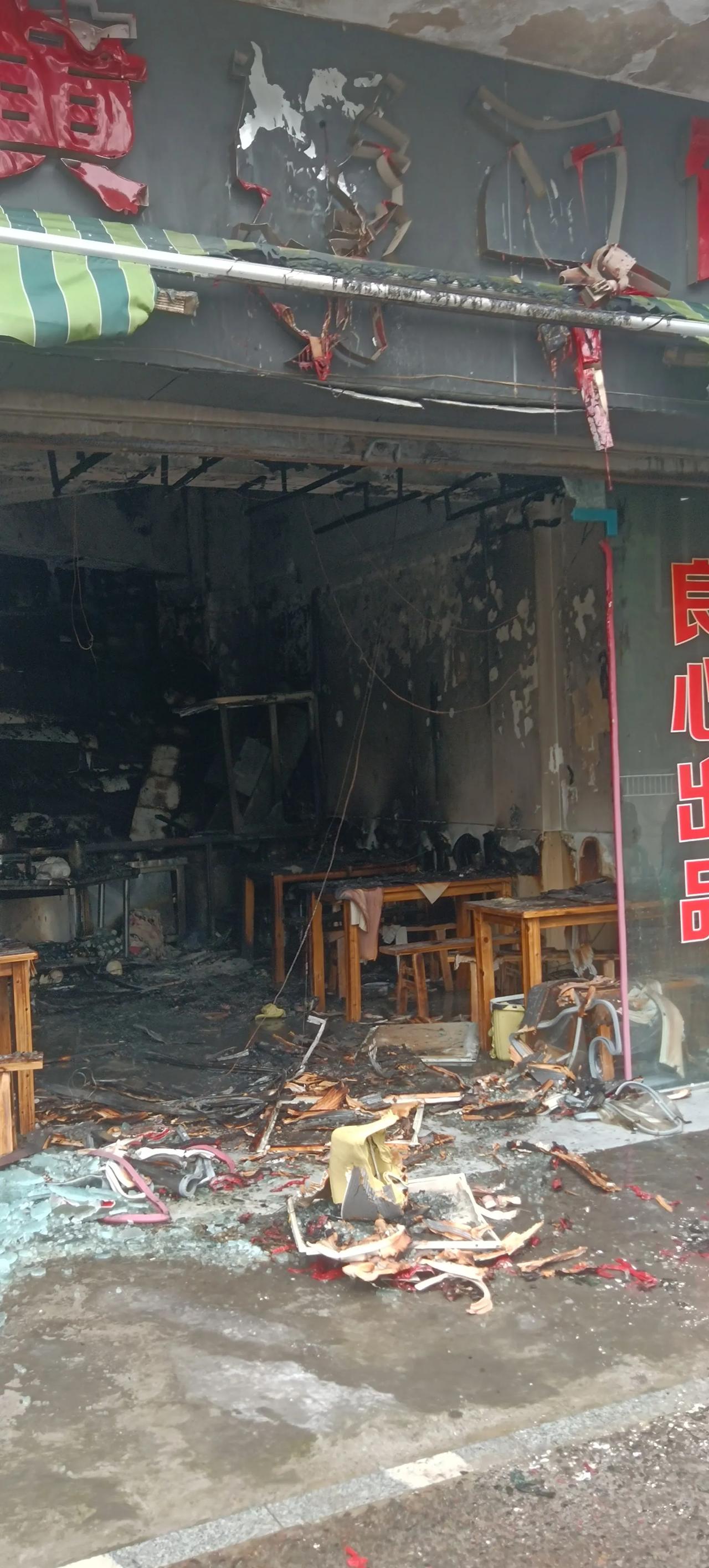 下午路过一餐馆，现场一片狼藉，令人触目惊心！
餐馆的老板，是一对中年夫妻，开业不