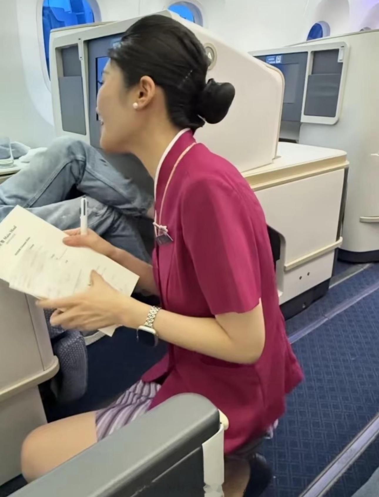 不懂就问，为什么空姐跟乘客讲话都要跪着说 