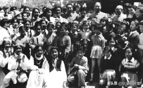 1964年，五一国际劳动节，周恩来与彭真、刘仁同志在景山公园和孩子们一起看文艺节