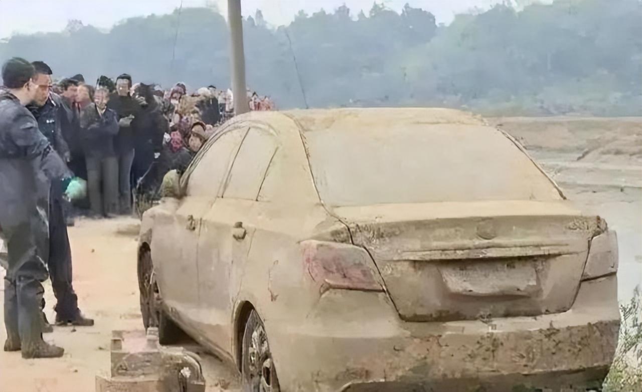 2009年1月，江苏盱眙的一位村民在偶然间发现荒郊野岭处竟停着一辆白色轿车，出于