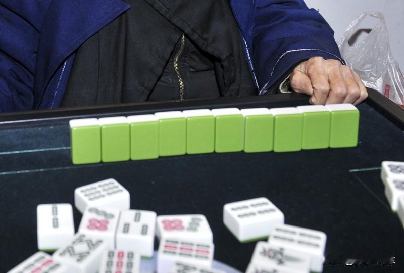 家人们谁懂啊！我楼上小张媳妇就因为老公沉迷麻将想离婚。小张除了上班，家务不管，孩