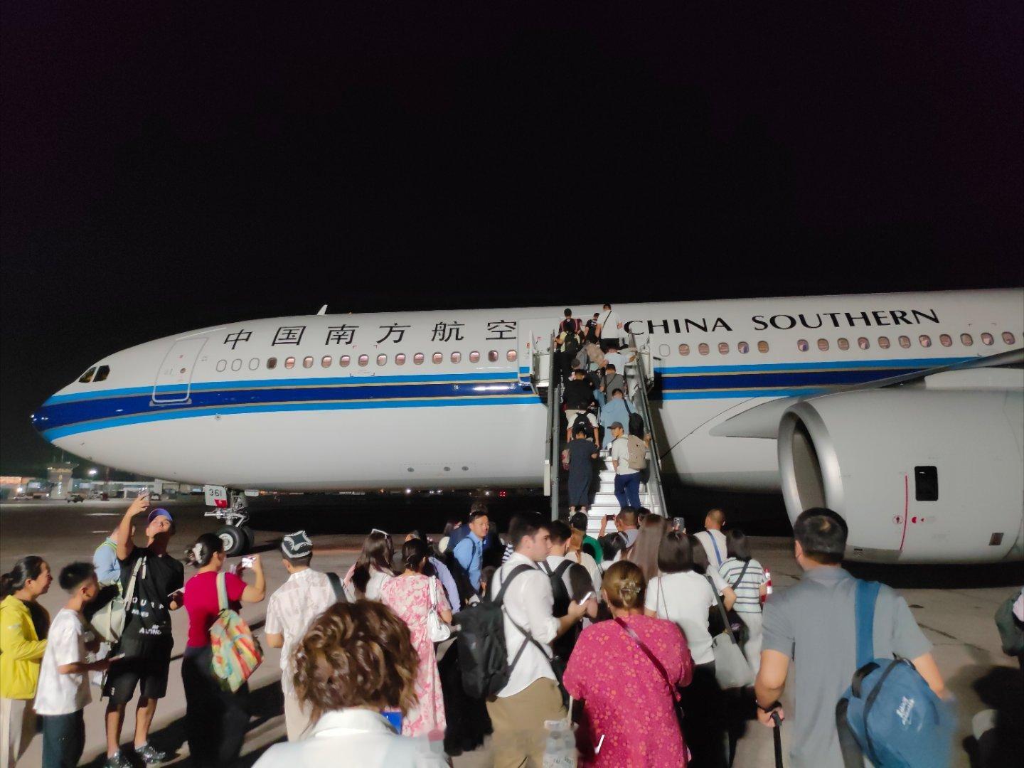 晚上从乌兹别克斯坦塔什干国际机场飞北京，因为要飞一晚上，所以我专门挑了一个宽敞的