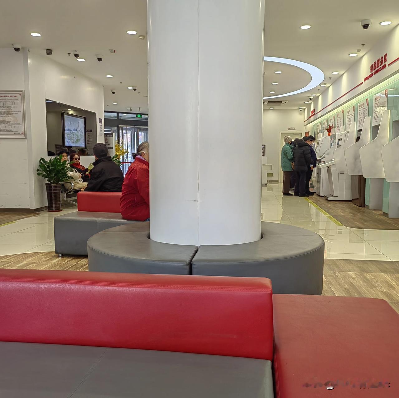 银行电子化、无人化是未来发展的趋势，随着数字币的成熟推出，这种趋势必将加快发展。